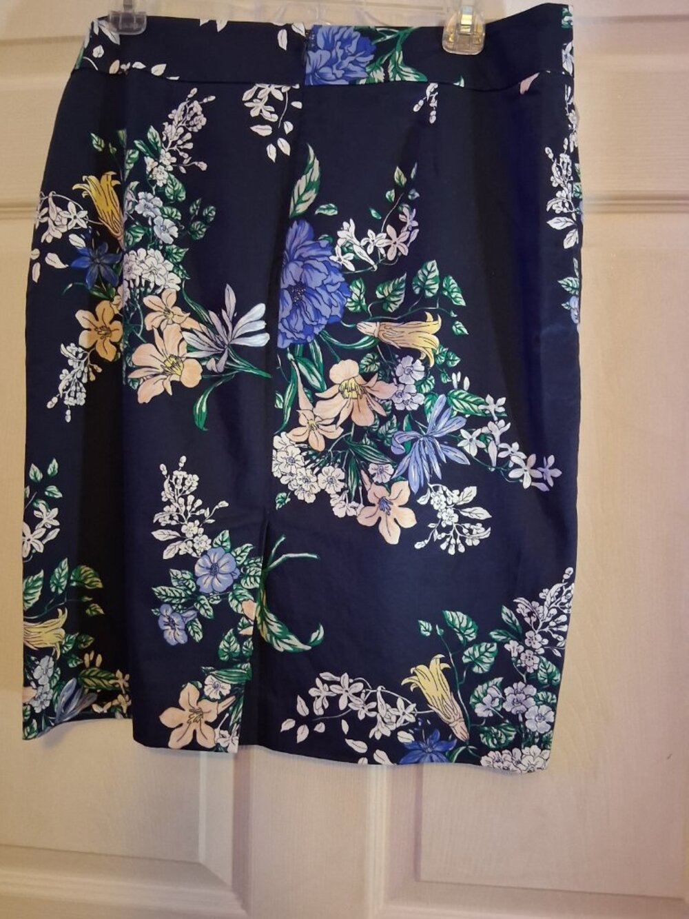 Ann Taylor Floral Print Pencil Skirt. Size 8 - Picture 2 of 2
